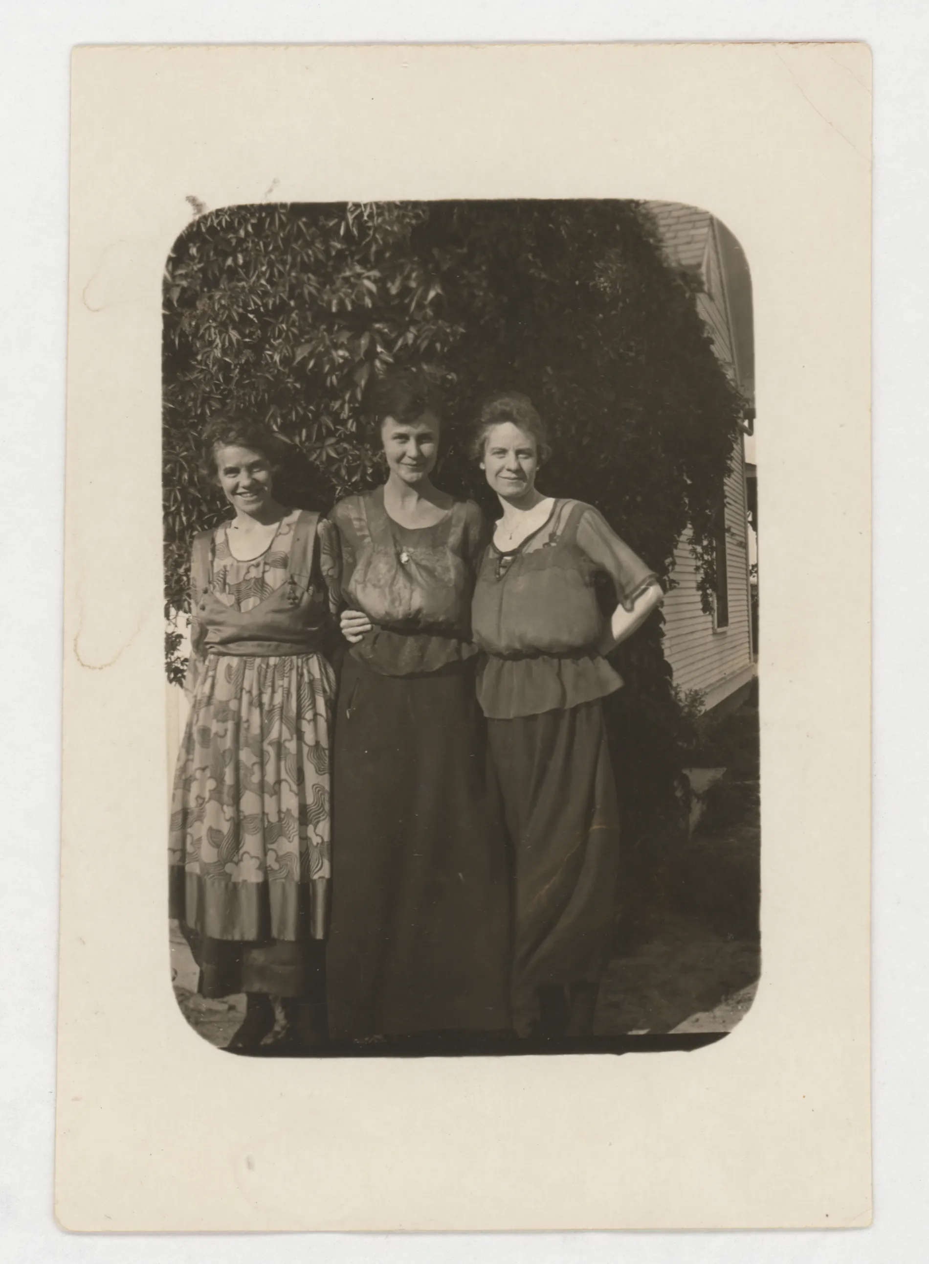 This photograph depicts Loveta Swann McKinstry, Edith Thomas (Bowles), and Minnie McKinstry in front of a tree and house.