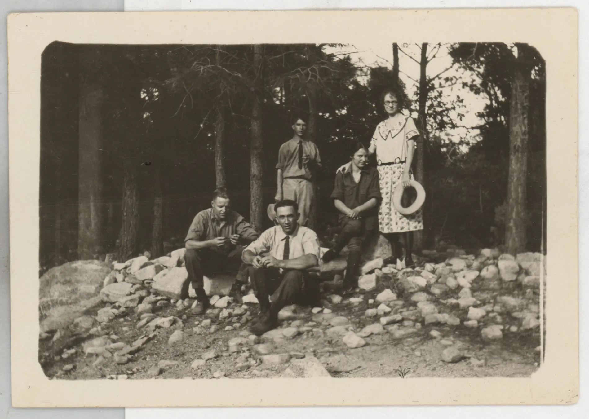 This photograph depicts Minnie Swann McKinstry with four other unidentified individuals.