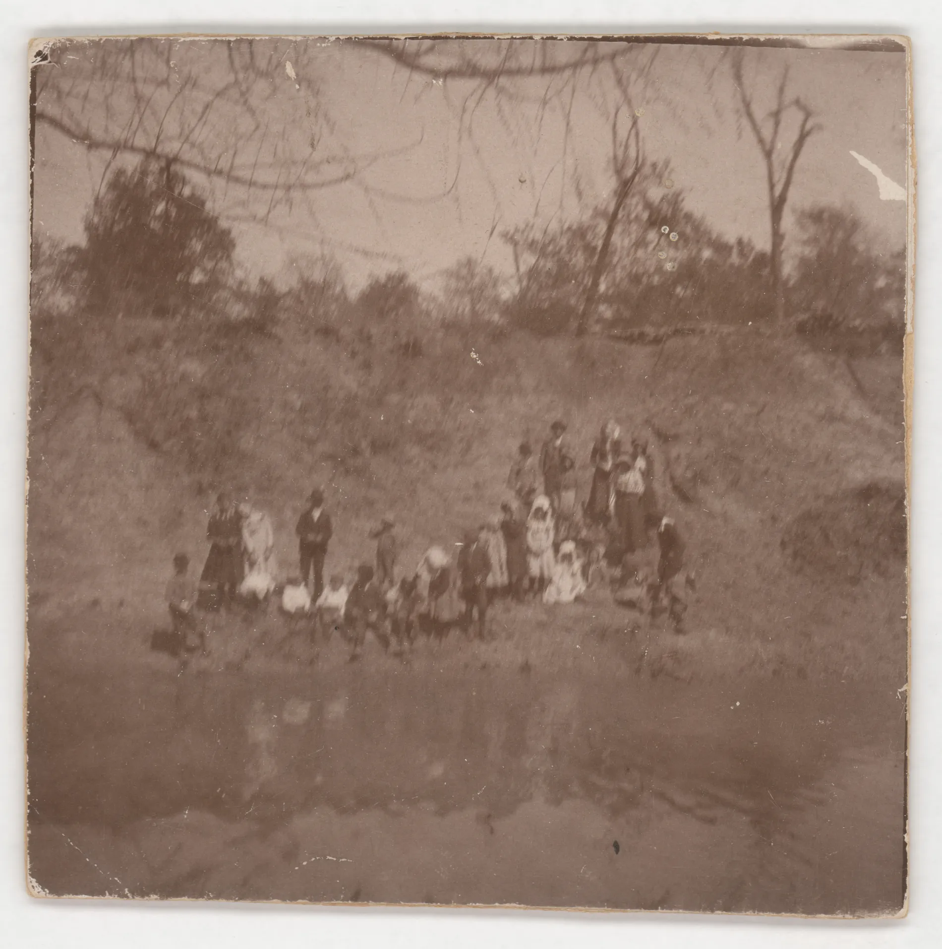 This photograph depicts a picnic in Jacobia in 1901. Individuals cannot be identified from the picture.