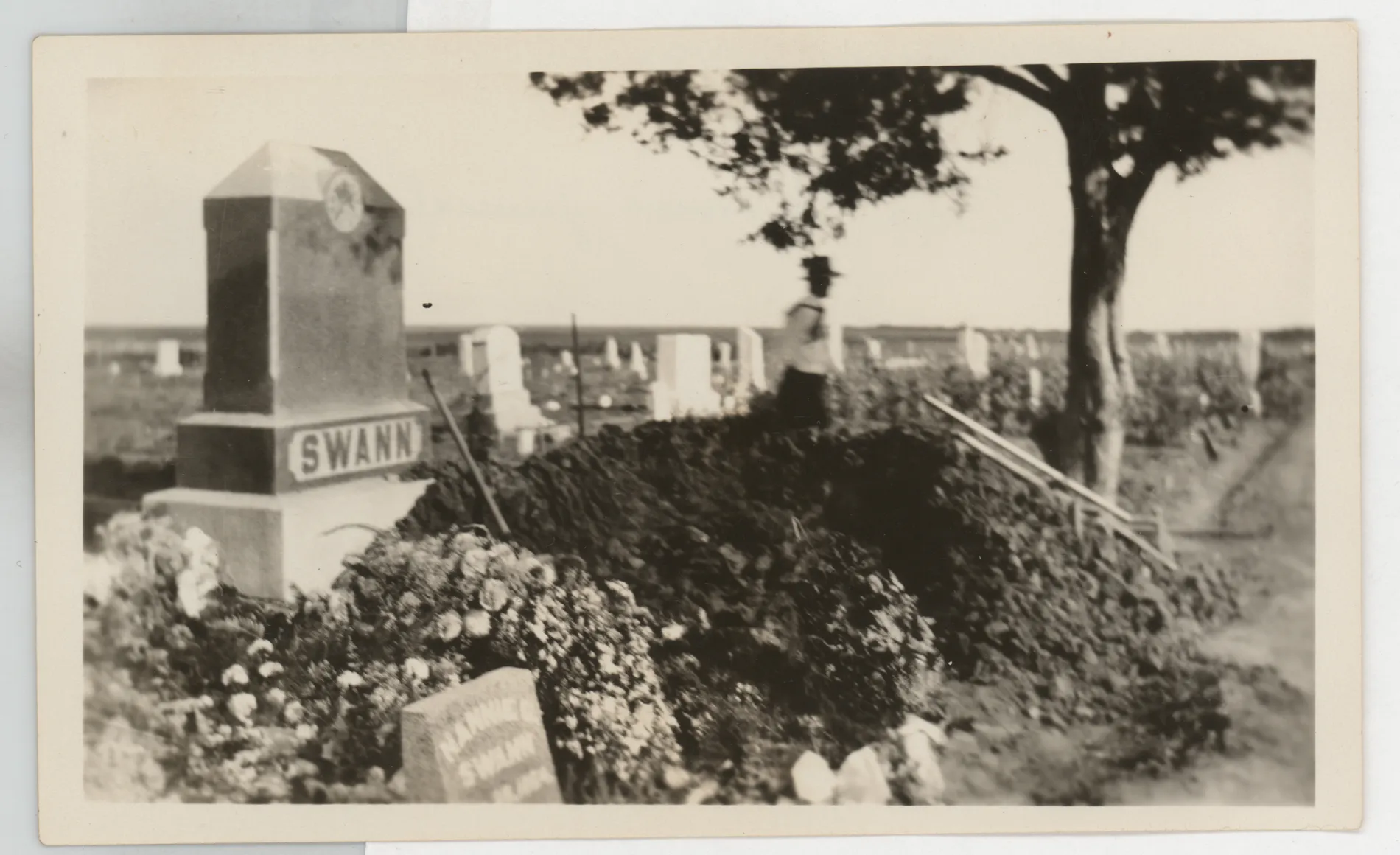 This photograph depicts the grave of Austin Swann at the cemetery in Jacobia, Texas.