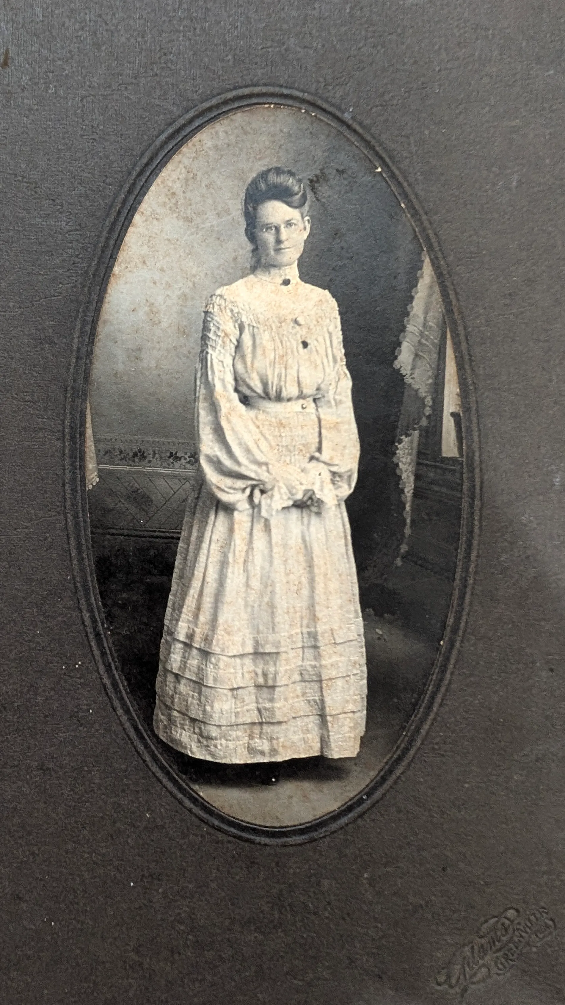This photograph depicts Eva Swann around 20 years of age.