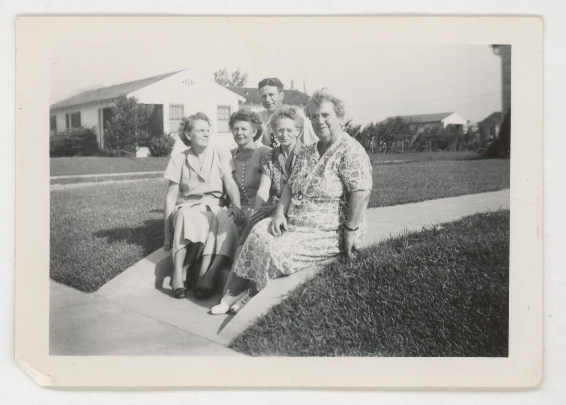 This is a photograph of Minnie McKinstry Swann, Loveta McKinstry Swann, Glenn Zirkle, Eva West, and Mrs. Major. Another photograph from this trip suggests it was taken in Dallas, Texas.
